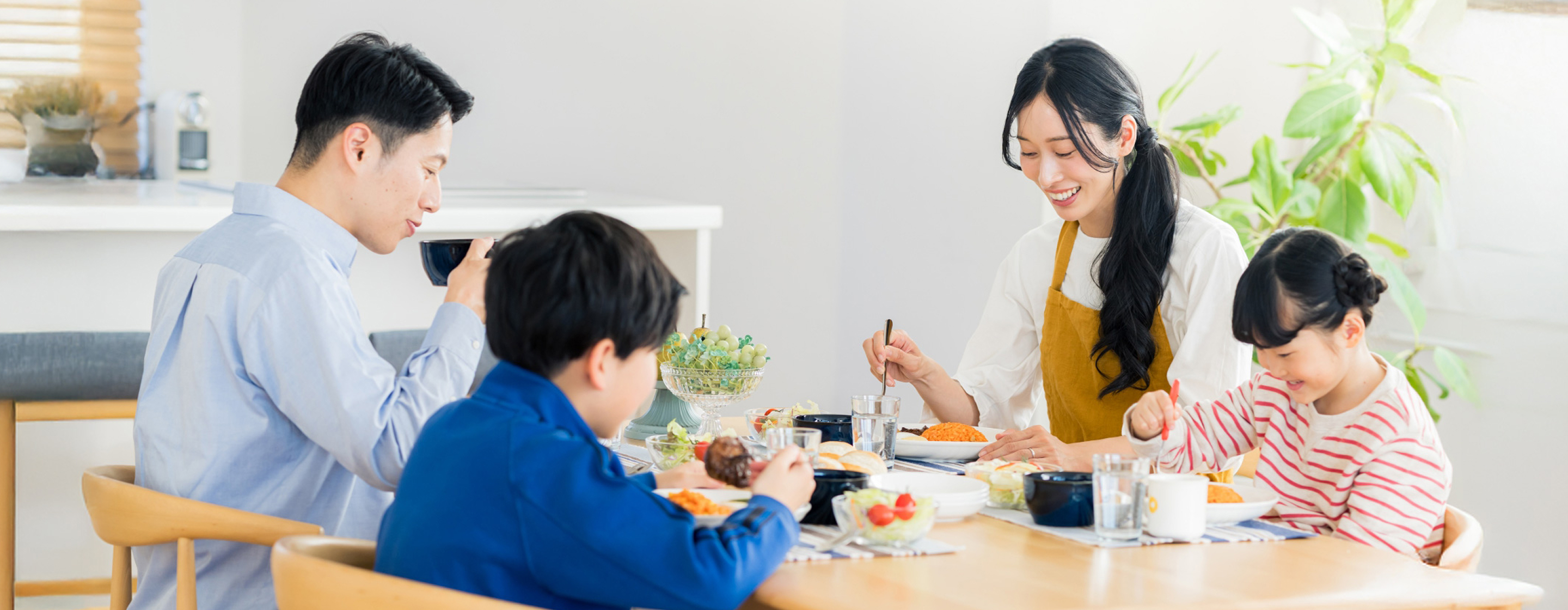 食卓を囲む家族の様子 イメージ