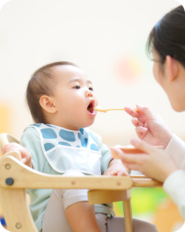 赤ちゃんに食事を与える様子