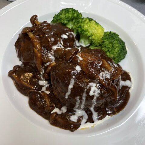 ビーフシチューのルゥを使った煮込みハンバーグ（4人分）