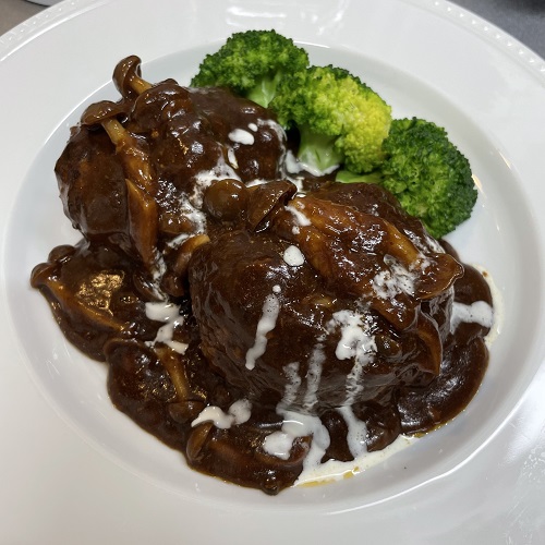 ビーフシチューのルゥを使った煮込みハンバーグ（4人分）