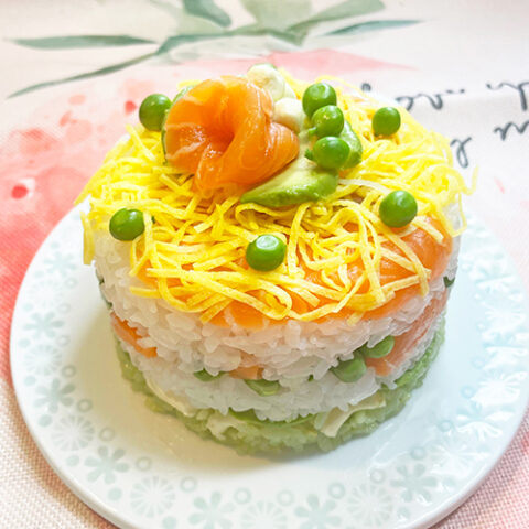 サーモンとアボカドとクリームチーズのお寿司ケーキ（3人分）